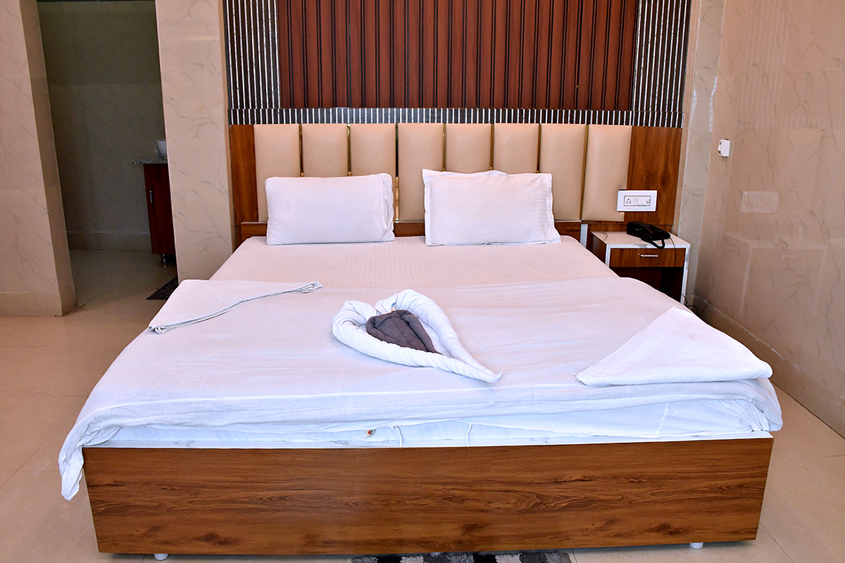 Deluxe Double Bed (Side Sea Facing)